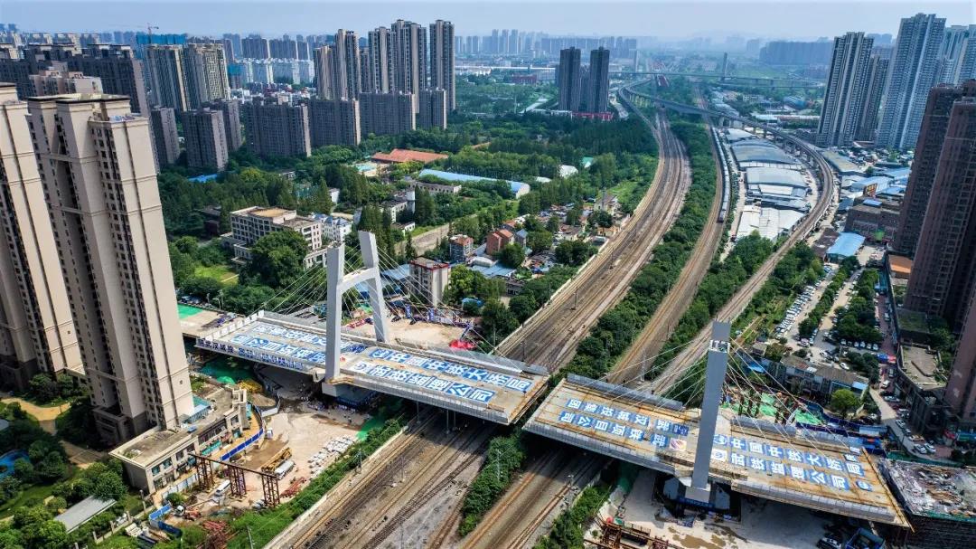 建安街跨京广线斜拉桥完成转体，南湖与白沙洲...